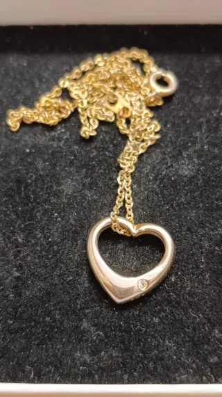 Collar de bisutería fina con colgante de corazón