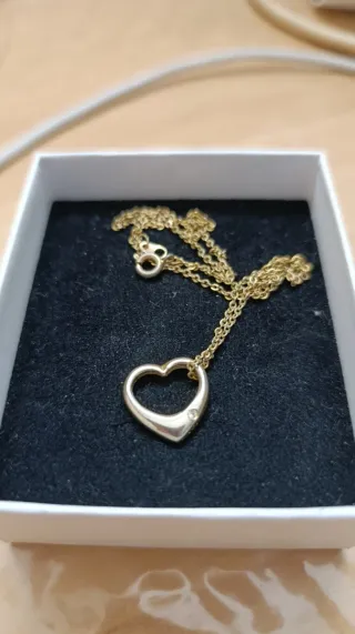 Collar de bisutería fina con colgante de corazón