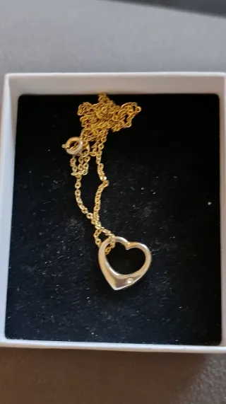 Collar de bisutería fina con colgante de corazón