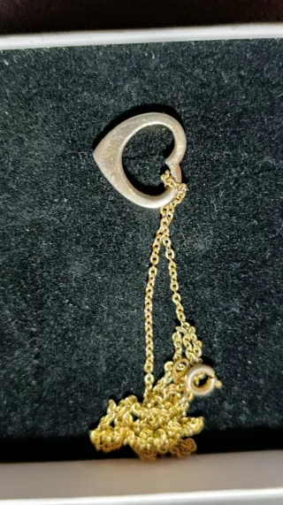 Collar de bisutería fina con colgante de corazón