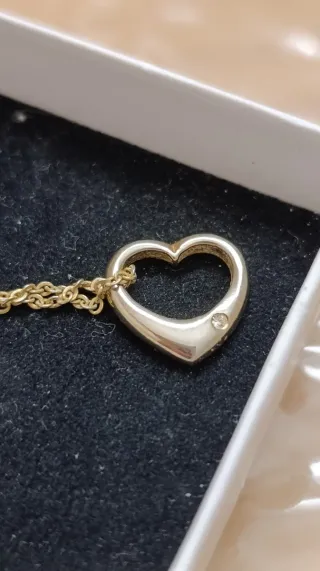 Collar de bisutería fina con colgante de corazón