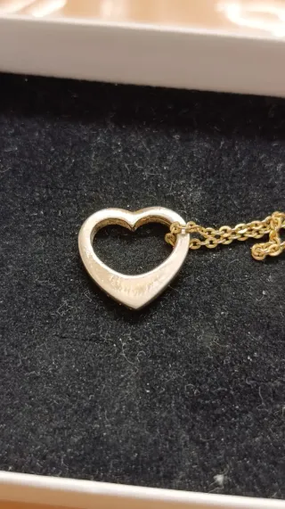 Collar de bisutería fina con colgante de corazón