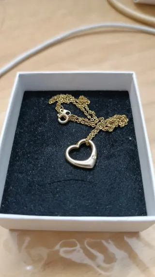 Collar de bisutería fina con colgante de corazón