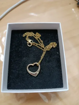 Collar de bisutería fina con colgante de corazón