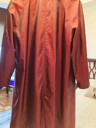 Gabardina Aicha color burdeos