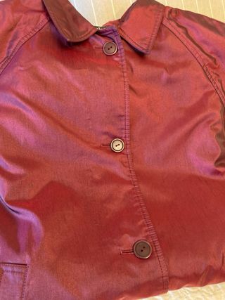 Gabardina Aicha color burdeos