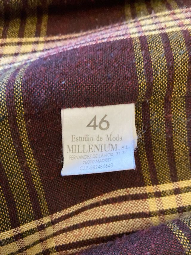 Gabardina Aicha color burdeos