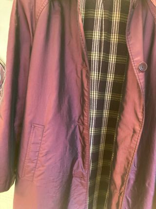 Gabardina Aicha color burdeos