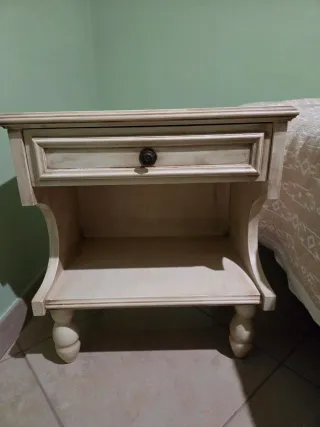 Comodino anticato in legno