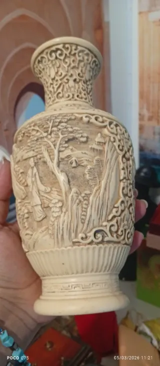 Jarrón decorativo tallado no sé qué material es