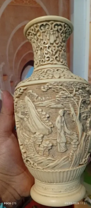 Jarrón decorativo tallado no sé qué material es
