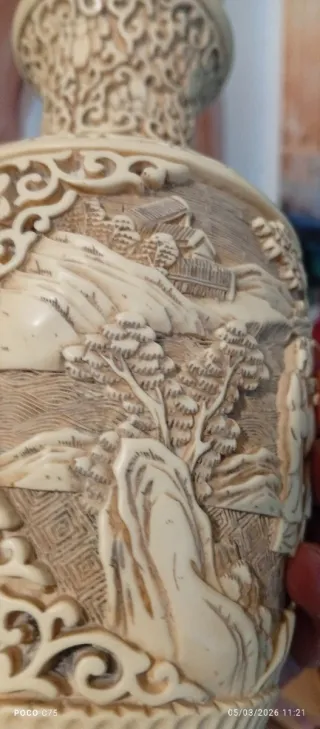 Jarrón decorativo tallado no sé qué material es