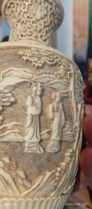 Jarrón decorativo tallado no sé qué material es