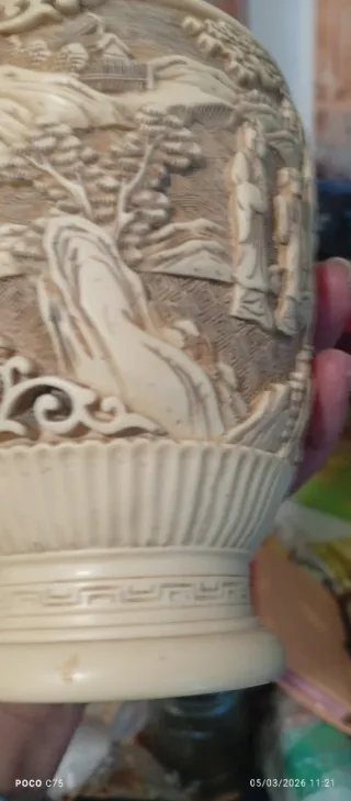 Jarrón decorativo tallado no sé qué material es