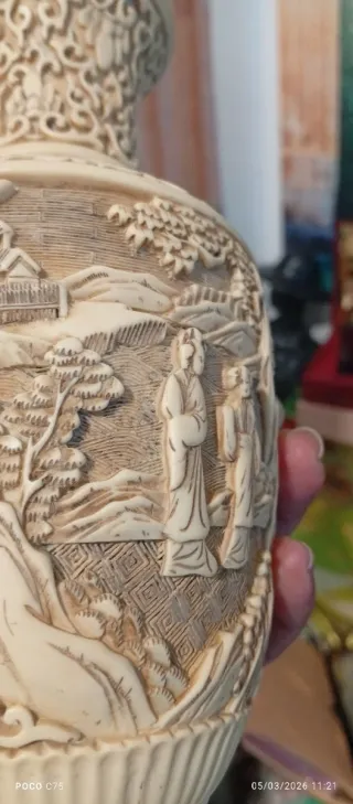 Jarrón decorativo tallado no sé qué material es