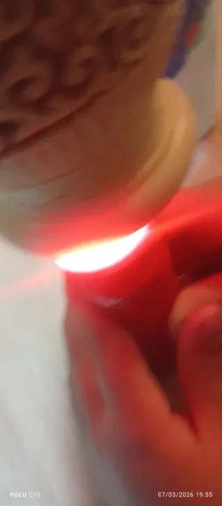 Jarrón decorativo tallado no sé qué material es