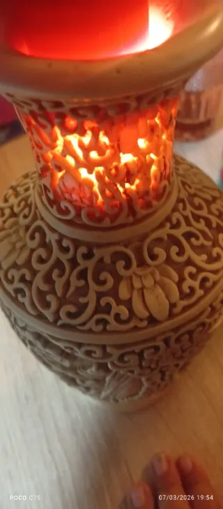 Jarrón decorativo tallado no sé qué material es