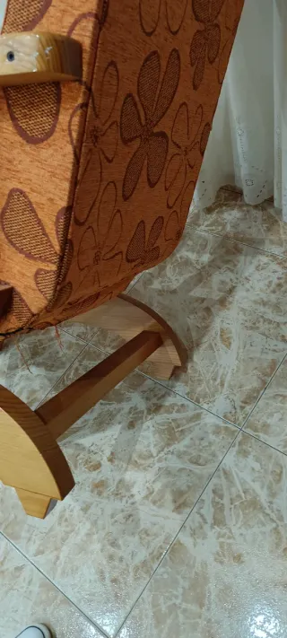 Sillón butaca estampado floral madera