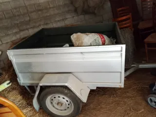 Remolque metálico plateado