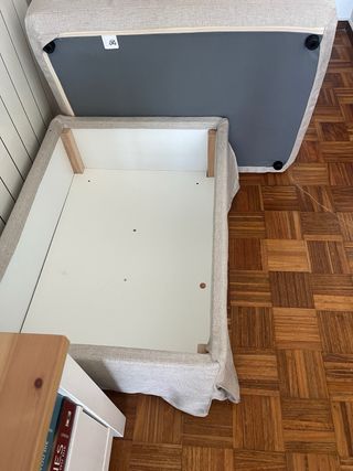 Reposapies Ektorp con almacenaje.