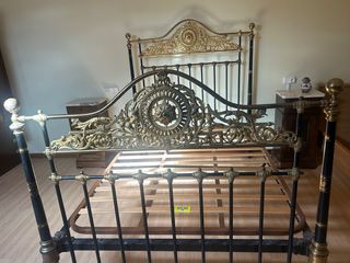 Cama 135 de hierro forjado + 2 mesitas mármol natu