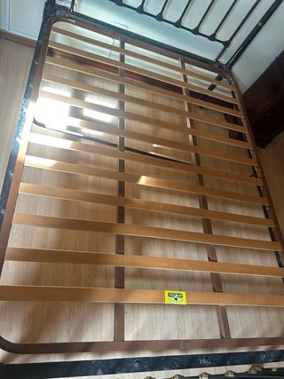 Cama 135 de hierro forjado + 2 mesitas mármol natu