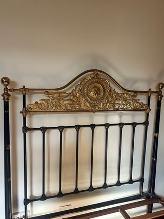 Cama 135 de hierro forjado + 2 mesitas mármol natu