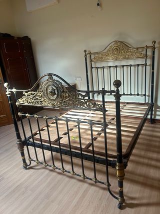 Cama 135 de hierro forjado + 2 mesitas mármol natu