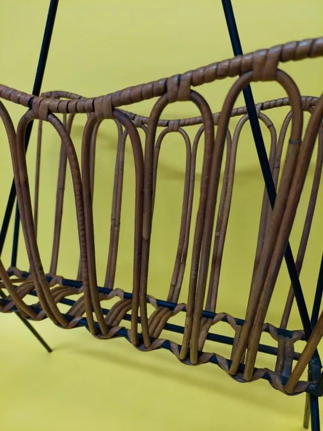 Portariviste vintage in rattan e metallo