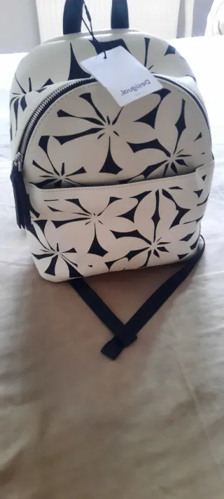 Mochila Desigual flores blanco y negro