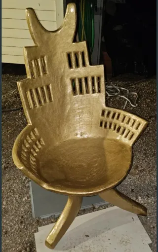 Silla africana antigua dorada