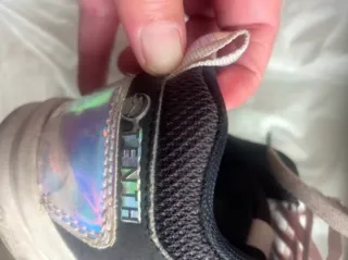 Zapatillas deportivas rosas y grises