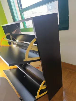 Zapatero de madera marrón