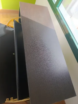 Zapatero de madera marrón