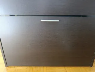 Zapatero de madera marrón