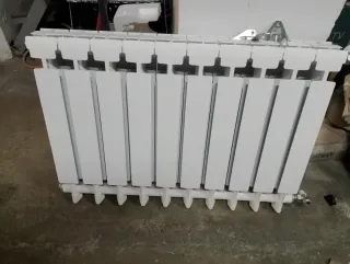 Radiador blanco de metal