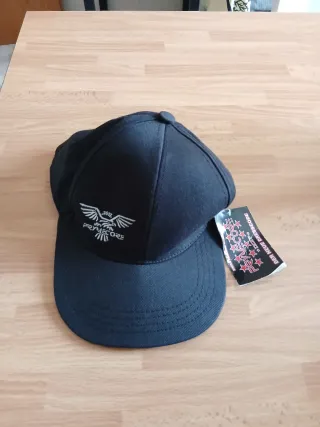 Cappello nero con visiera