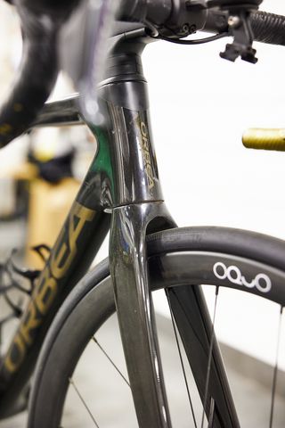 Orbea Orca M20 Gris con Detalles Dorados