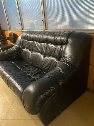 Sofá de piel de vacuno negro