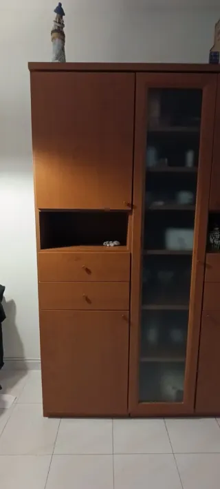 Mueble de comedor madera y cristal