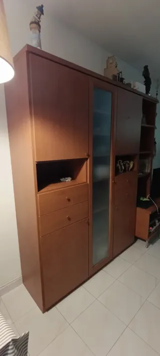 Mueble de comedor madera y cristal