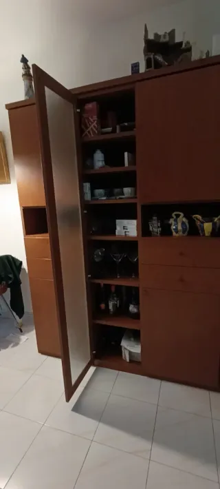 Mueble de comedor madera y cristal