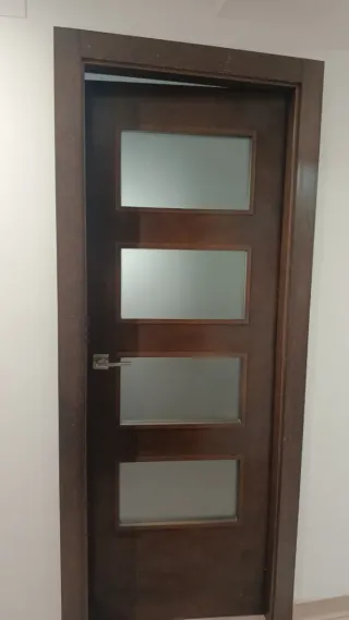 Puerta de madera maciza.