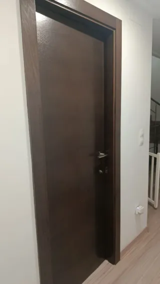 Puerta de madera maciza.