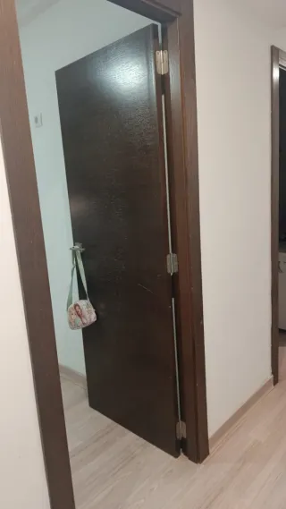 Puerta de madera maciza.