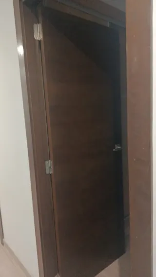 Puerta de madera maciza.