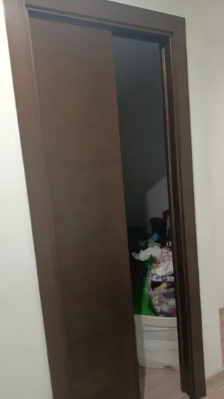 Puerta de madera maciza.