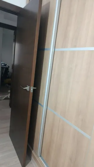 Puerta de madera maciza.