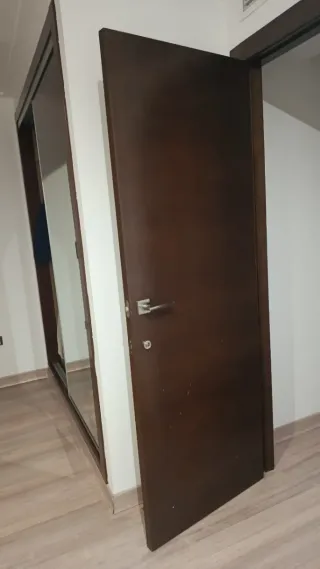 Puerta de madera maciza.