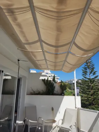 Pergolato in alluminio per esterni con tende da sole